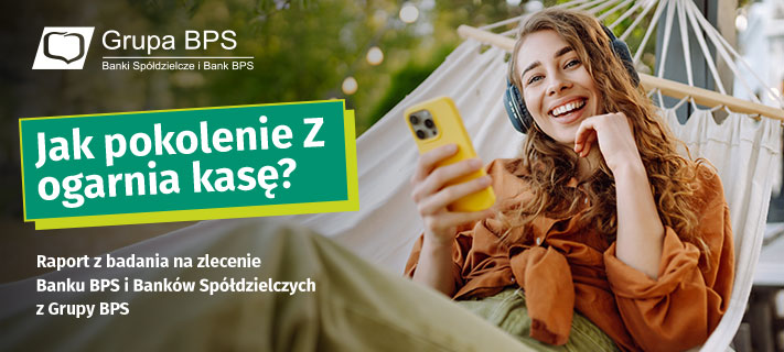 Na zdjęciu jest dziewczyna z telefonem w ręku. Na zdjeciu jest też logo Grupy BPS oraz tytuł badania czyli Jak młodzi ogarniają kasę. 