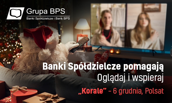 Na zdjęciu widać człowieka przebranego za świętego Mikołaja, który ogląda telewizor. Na ekanie telewizora widać kadr ze spotu Korale. 