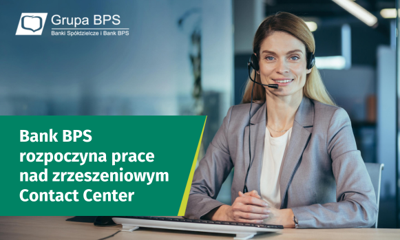 Na zdjęciu jest kobieta, która jest pracownikiem Infolinii. Tekst na zdjęciu mówi o tym, że Bank BPS zaczyna prace nas zrzeszeniową Infolinią. 