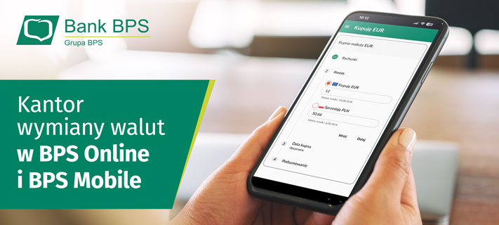 Na zdjęciu jest ręka, która trzyma telefon. Na ekranie telefonu wyświetla się kantor walutowy w bankowości internetowej Banku BPS. 